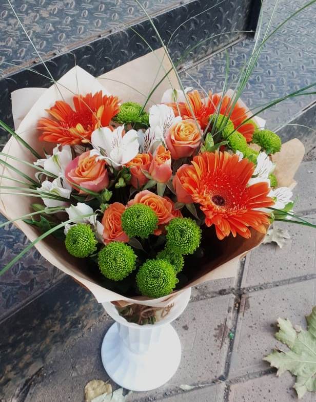 Букет цветов из: Герберы, Хризантемы, Альстромерии и Розы в Полурядинки