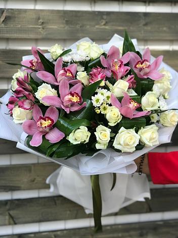 Букет цветов из: Розы и Хризантемы в Полурядинки