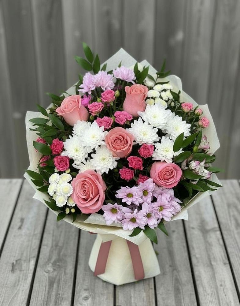 Букет цветов из: Альстромерии, Гвоздики, Розы и Хризантемы в Полурядинки
