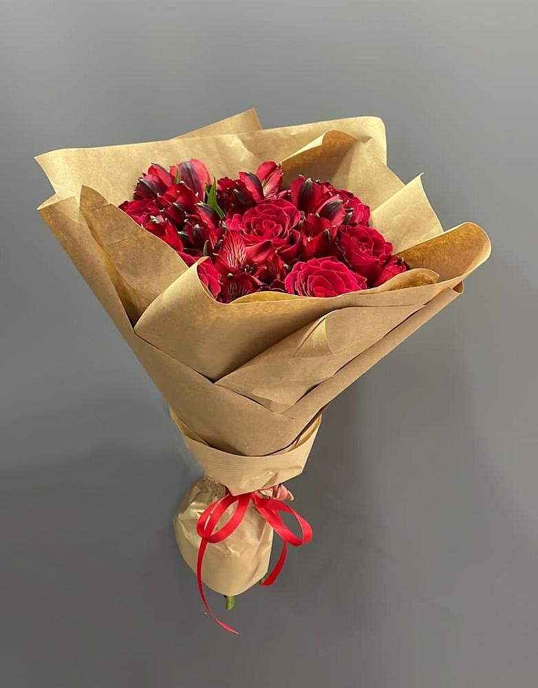 Букет цветов из: Альстромерии и Розы в Полурядинки