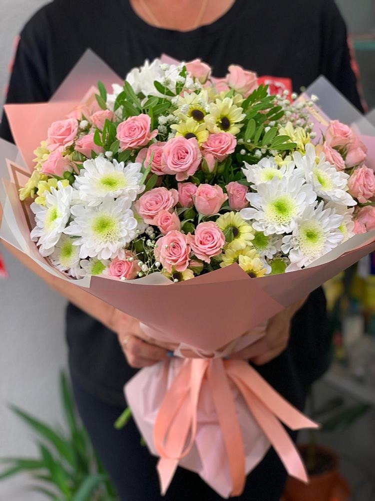 Букет цветов из: Розы и Хризантемы в Полурядинки