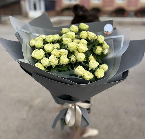 Букет Белые кустовые розы Солинеро в Полурядинки