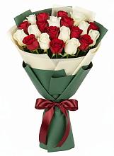 Букет Микс из красных и белых роз в Полурядинки