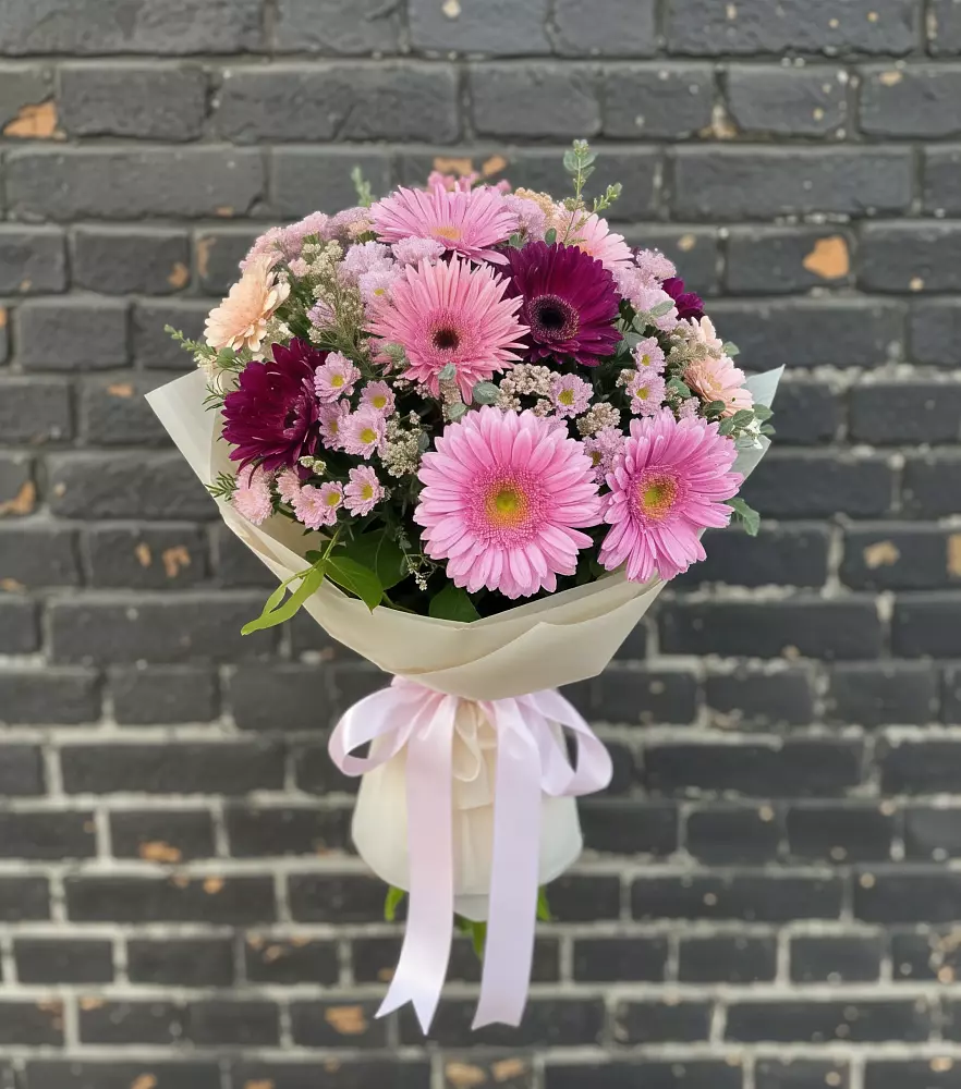 Букет цветов из: Герберы и Хризантемы в Полурядинки