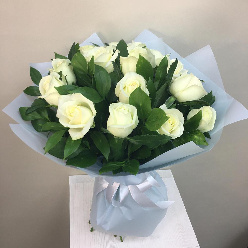 Букет 15 Белых роз Проуд в Полурядинки