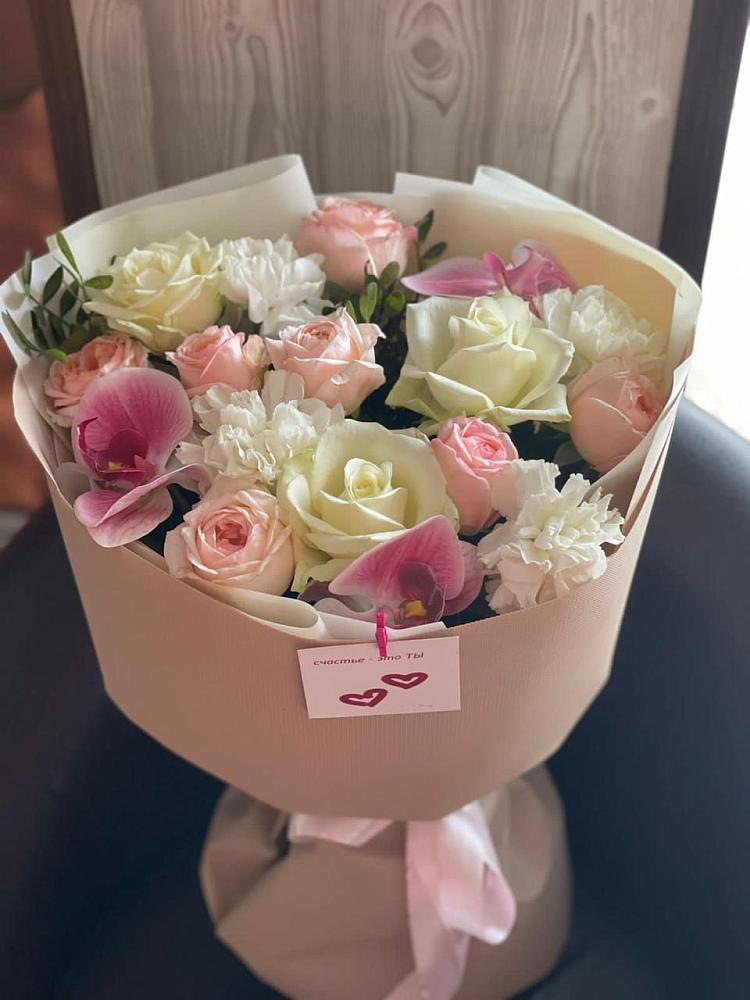 Букет цветов из: Орхидеи, Розы и Гвоздики в Полурядинки