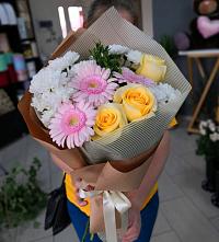 Букет цветов из:  Герберы, Розы и Хризантемы в Полурядинки