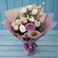 Букет цветов из:  Розы и Лизиантусы в Полурядинки