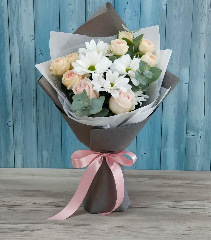 Букет цветов из: Хризантемы и Розы в Полурядинки