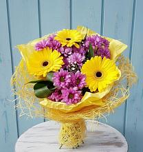 Букет цветов из:  Хризантемы и Герберы в Полурядинки