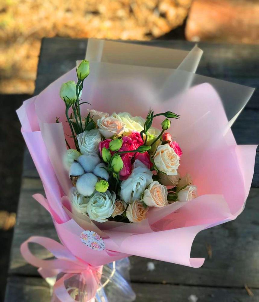 Букет цветов из: Розы и Лизиантусы в Полурядинки