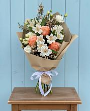 Букет цветов из:  Альстромерии, Лизиантусы, Розы и Хризантемы в Полурядинки