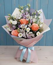 Букет цветов из:  Лизиантусы, Розы, Альстромерии и Гипсофила в Полурядинки
