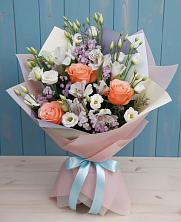 Букет цветов из:  Лизиантусы, Розы, Альстромерии и Гипсофила в Полурядинки