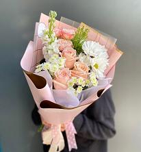 Букет цветов из:  Хризантемы и Розы в Полурядинки