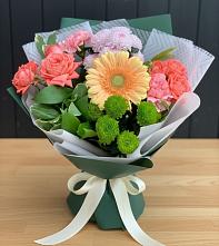 Букет цветов из:  Гвоздики, Розы, Герберы и Хризантемы #REPLACE_PRED# Полурядинки