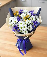 Букет цветов из:  Розы, Ирисы и Хризантемы в Полурядинки
