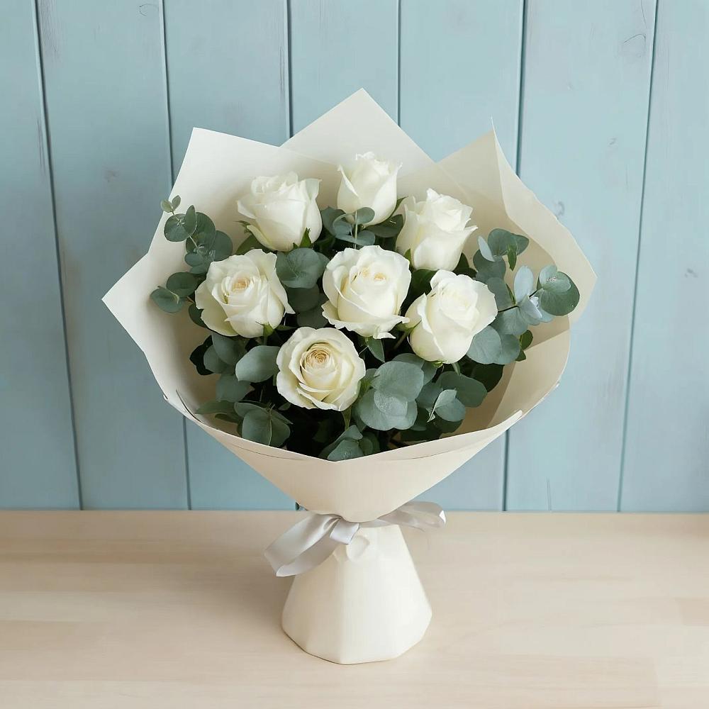 Букет Белые розы в Эвкалипте в Полурядинки