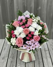 Букет цветов из:  Альстромерии, Гвоздики, Розы и Хризантемы в Полурядинки