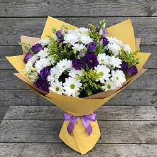 Букет цветов из:  Ирисы, Хризантемы и Ромашки в Полурядинки