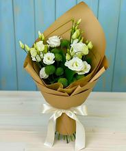 Букет цветов из:  Хризантемы и Лизиантусы в Полурядинки