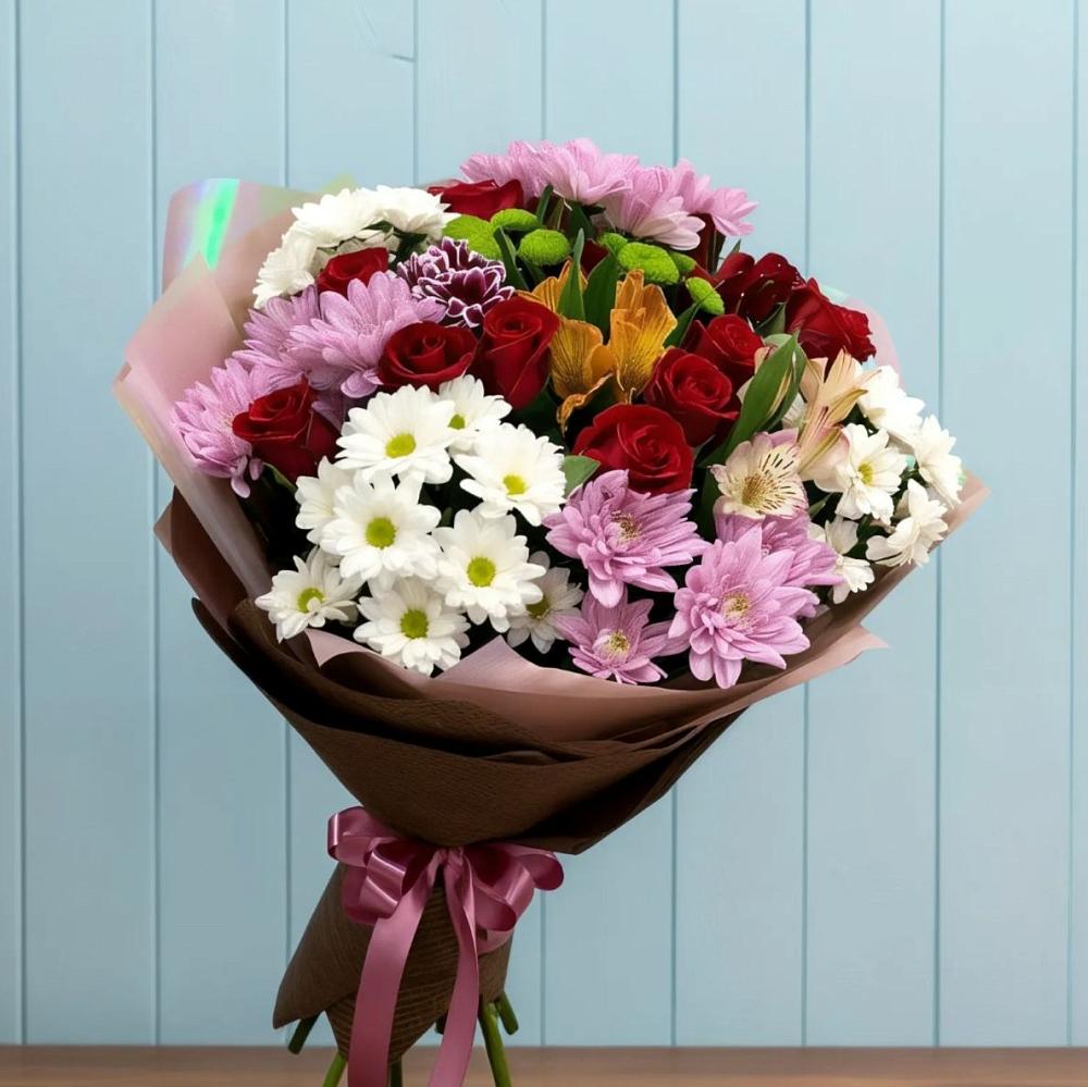 Букет цветов из: Розы, Хризантемы и Альстромерии в Полурядинки