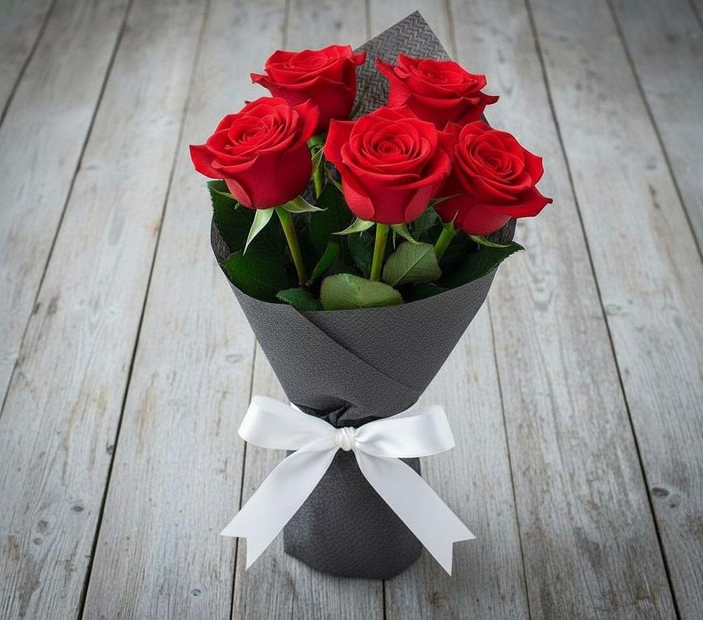Букет 5 Красных роз Эдлесс Лав в Полурядинки