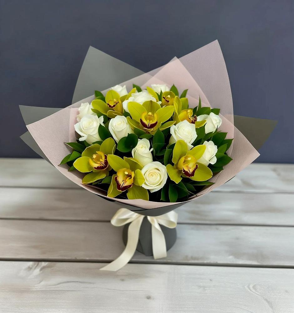 Букет цветов из: Орхидеи и Розы в Полурядинки