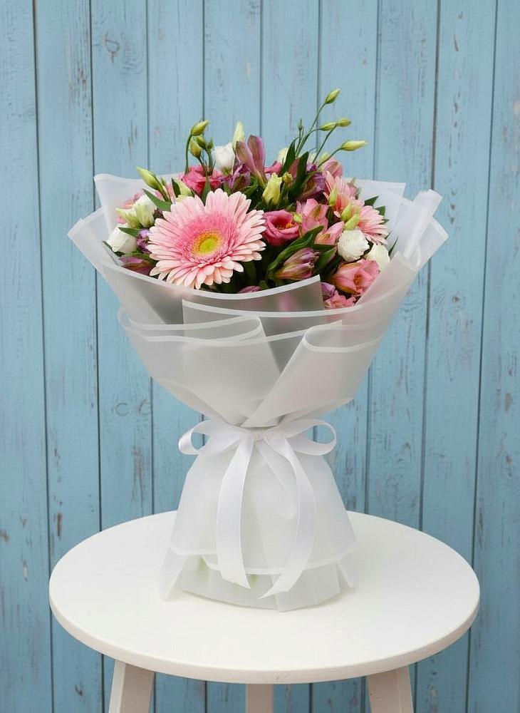 Букет цветов из: Герберы, Альстромерии и Лизиантусы в Полурядинки