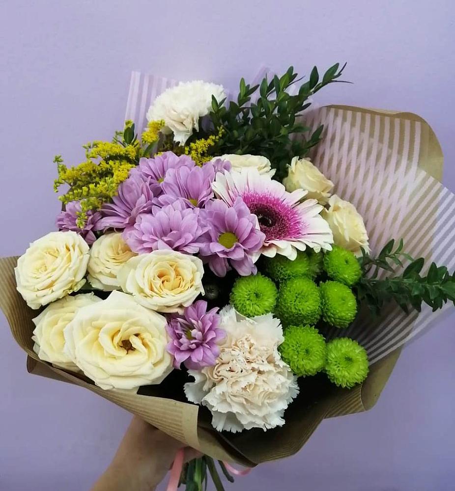 Букет цветов из: Хризантемы, Розы, Гвоздики и Герберы в Полурядинки