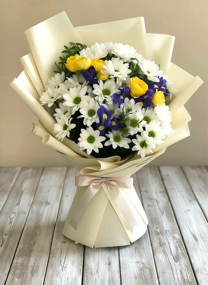 Букет цветов из: Ирисы, Хризантемы и Розы в Полурядинки