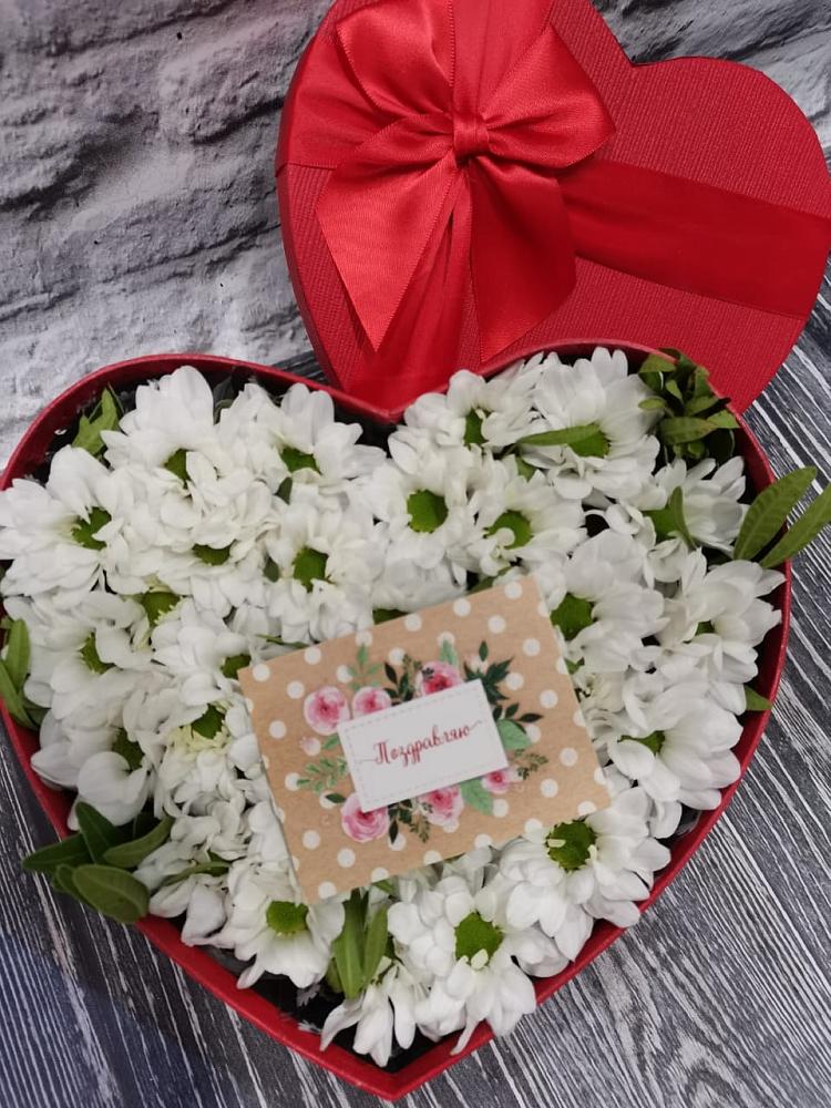 Цветочная композиция из Хризантемы в виде сердца в Полурядинки