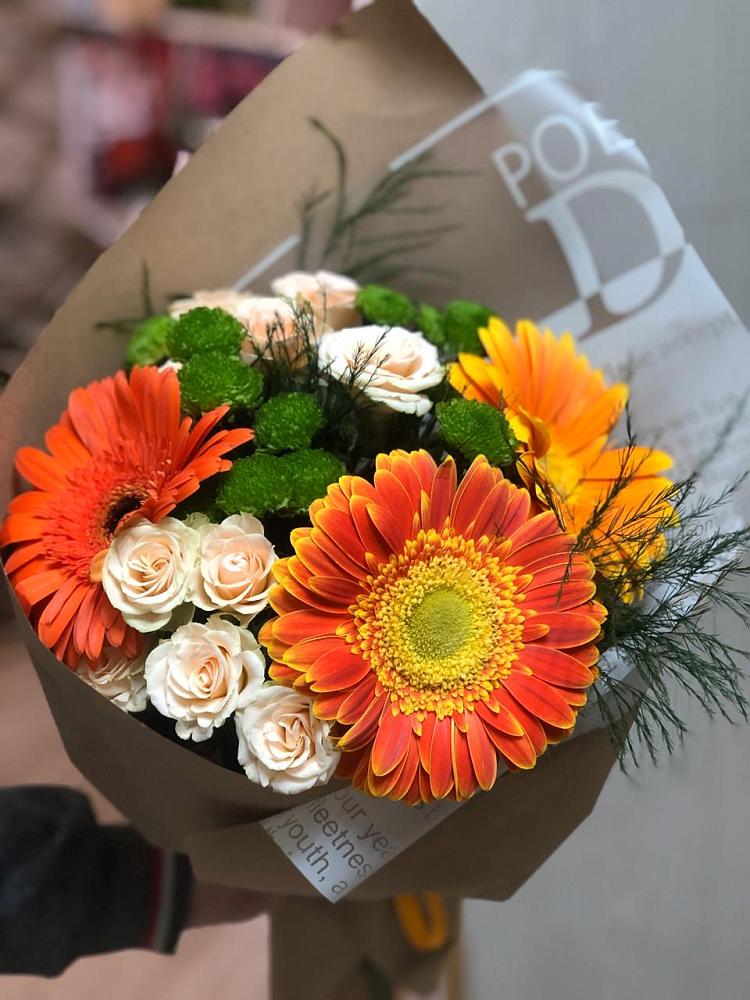 Букет цветов из: Герберы, Хризантемы и Розы в Полурядинки