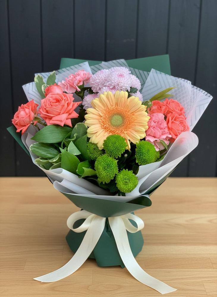 Букет цветов из: Гвоздики, Розы, Герберы и Хризантемы в Полурядинки
