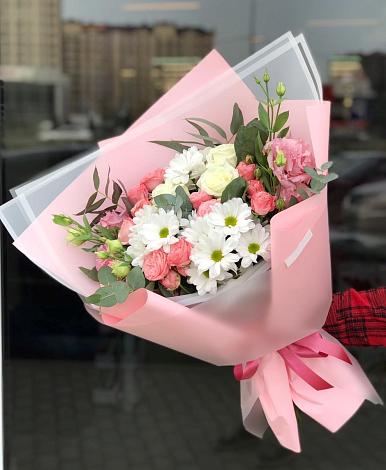 Букет цветов из: Розы, Лизиантусы и Хризантемы в Полурядинки