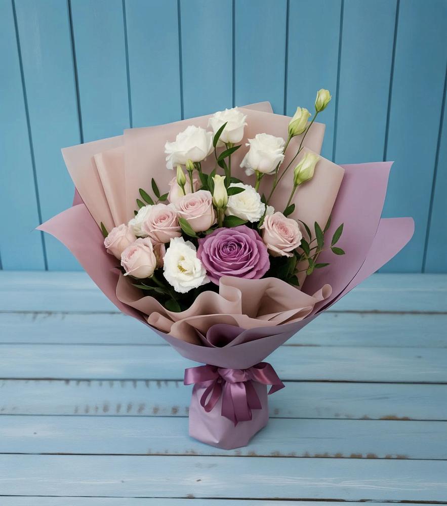 Букет цветов из: Розы и Лизиантусы в Полурядинки